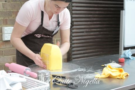A Step By Guide To Make Your Own Designer Handbag Cake Planet Planet Cake Complex Handbag Class