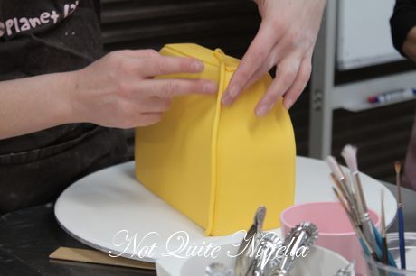 A Step By Guide To Make Your Own Designer Handbag Cake Planet Planet Cake Complex Handbag Class