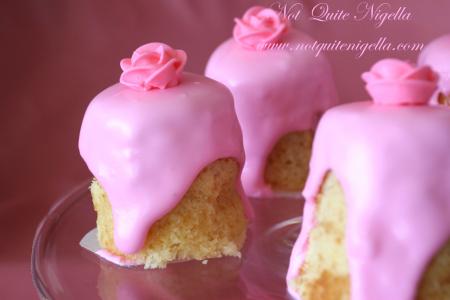 Sour cream and rose mini cakes wallpaper