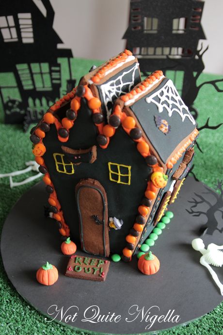 halloween gingerbread house