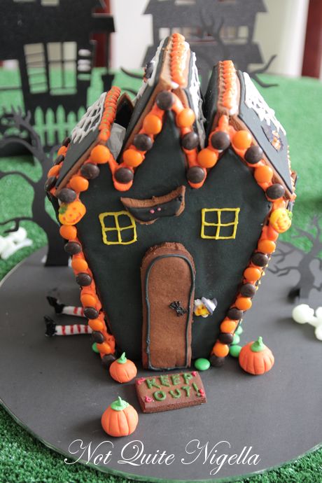 halloween gingerbread house