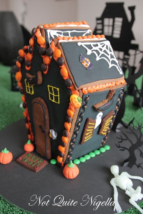halloween gingerbread house
