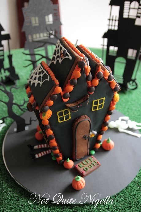 halloween gingerbread house