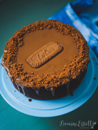 4-Ingredient Lotus Biscoff Cake Recipe - The Cooking Foodie