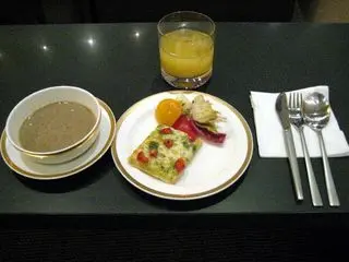 Carbon Debit's roving reportage on Airline food and lounges