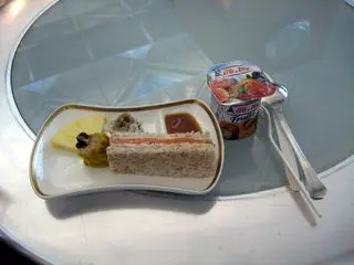 Carbon Debit's roving reportage on Airline food and lounges