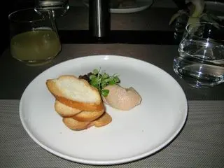 Carbon Debit's roving reportage on Airline food and lounges
