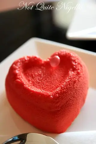 carre noir heart cake