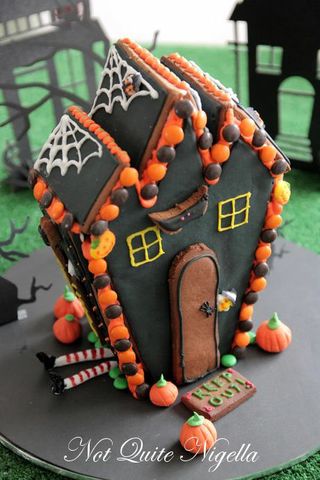 halloween gingerbread house