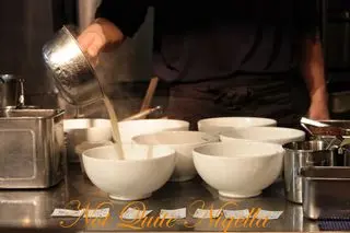 Menya Musashi ramen pouring