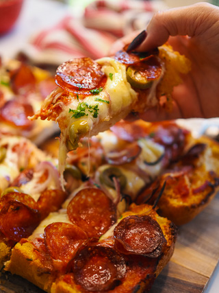 Pizza Garlic Bread - Easy, 15 Minutes!