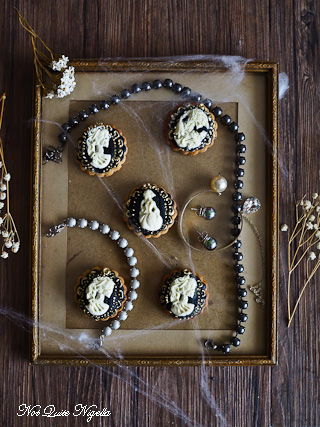 Cameo Skeleton Cookies