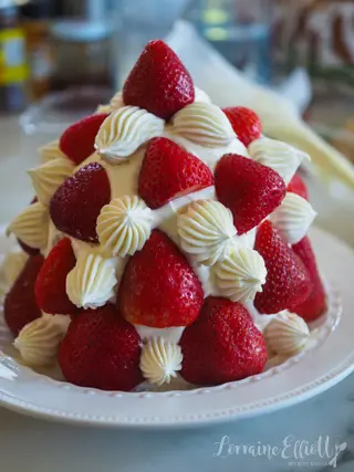 Strawberry Cake With Strawberries