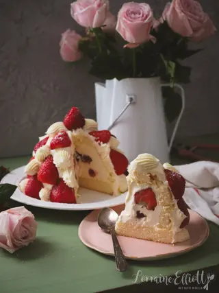 Strawberry Cake With Strawberries
