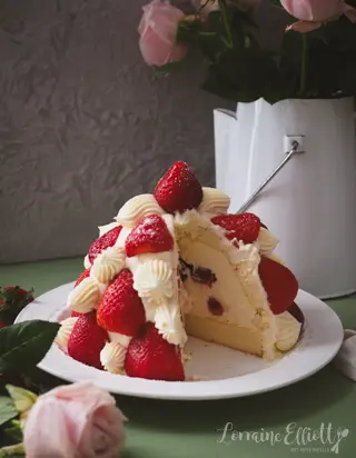 Strawberry Cake With Strawberries