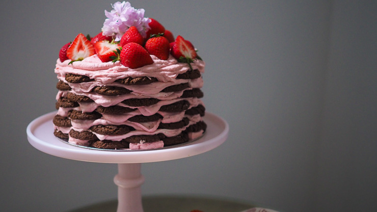 Image: The SPECTACULAR 15 Minute Strawberry Chocolate Icebox Cake!
